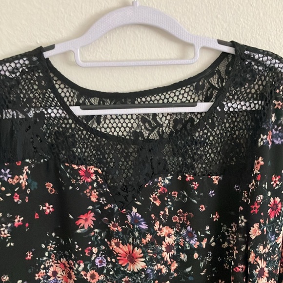 💜Skies Are Blue floral shirt - Picture 3 of 4